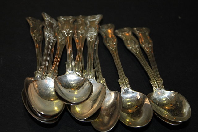 Appraisal: A SET OF TWELVE SILVER SHELL PATTERN TEASPOONS London grams