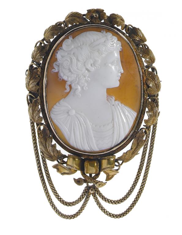 Appraisal: AN ANTIQUE CAMEO BROOCH the oval shell carved with the