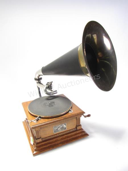 Appraisal: A Victor Talking Machines Type M tabletop phonograph with badge