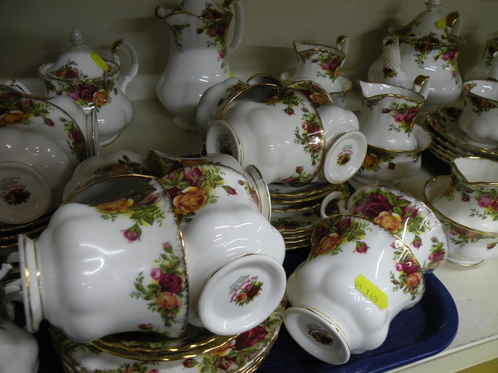 Appraisal: An extensive Royal Albert Old Country Rose pattern tea and