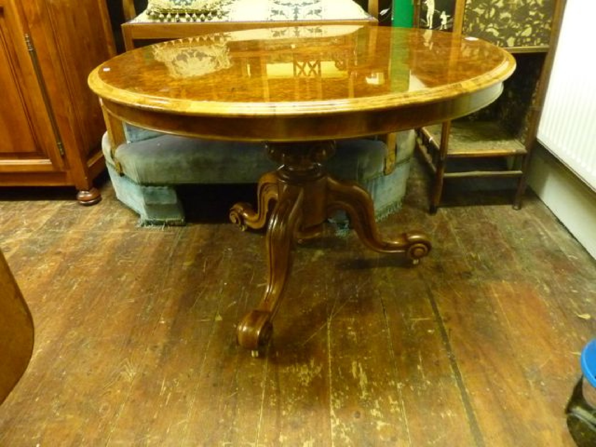 Appraisal: A good quality Victorian walnut and burr walnut occasional table