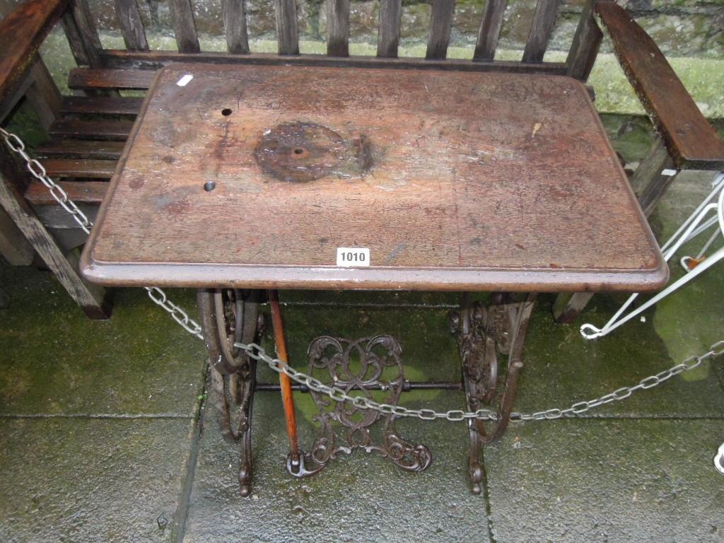 Appraisal: A Victorian cast iron treddle sewing machine base with decorative