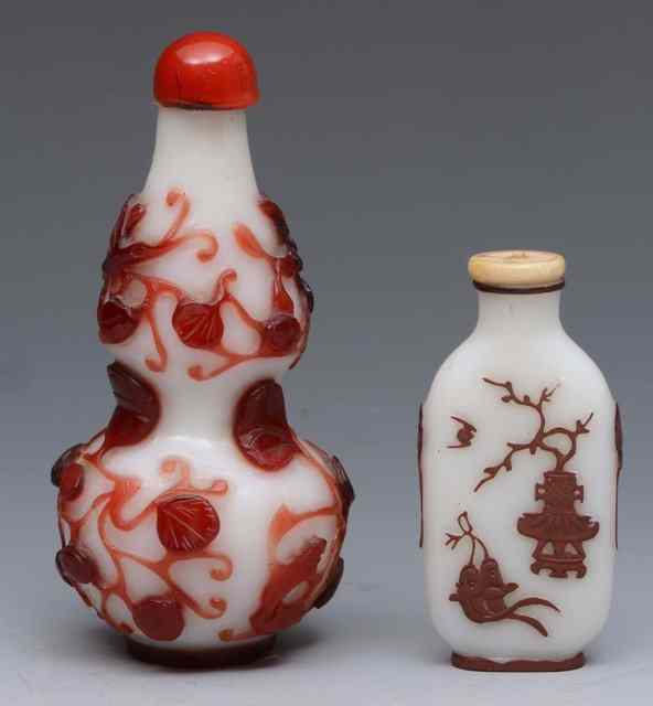 Appraisal: A BEIJING CAMEO GLASS SNUFF BOTTLE of double gourd form