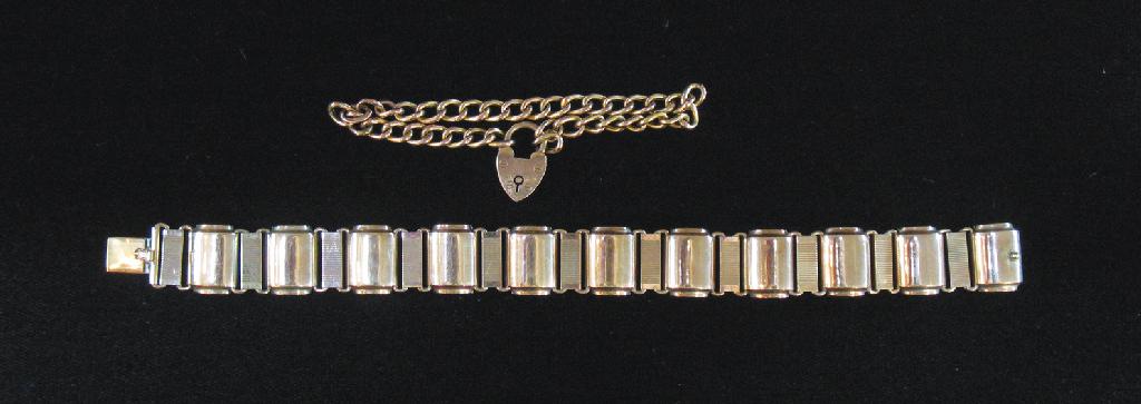 Appraisal: A CT YELLOW GOLD FANCY BARREL LINK BRACELET with concealed