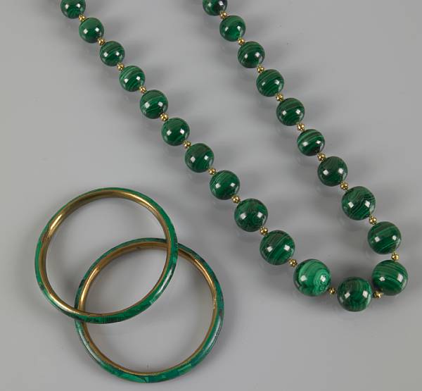 Appraisal: Designed as a continuous necklace of graduated malachite beads from