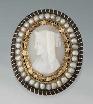 Appraisal: A Victorian Cameo Brooch Carved shell cameo depicting a female