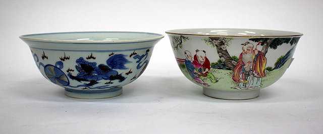 Appraisal: A CHINESE PORCELAIN BOWL bearing a Qian Long seal mark