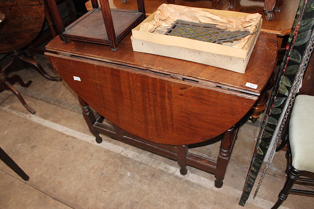 Appraisal: AN TH CENTURY OAK GATELEG TABLE with two drawers and