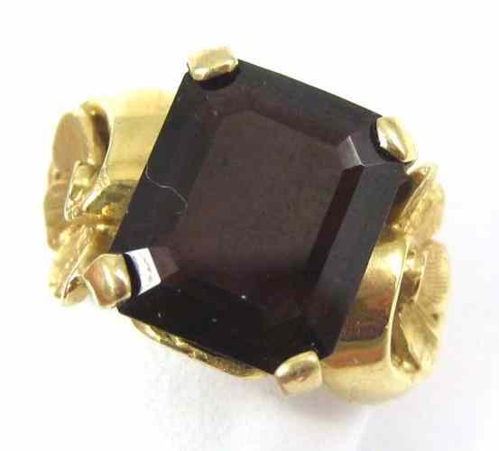 Appraisal: GARNET AND FOURTEEN KARAT GOLD RING Four yellow gold prongs