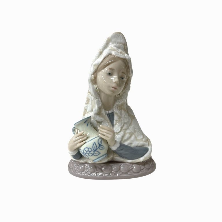 Appraisal: Lladro Porcelain Woman Figurine Lladro Porcelain Woman Figurine Figurine depicting