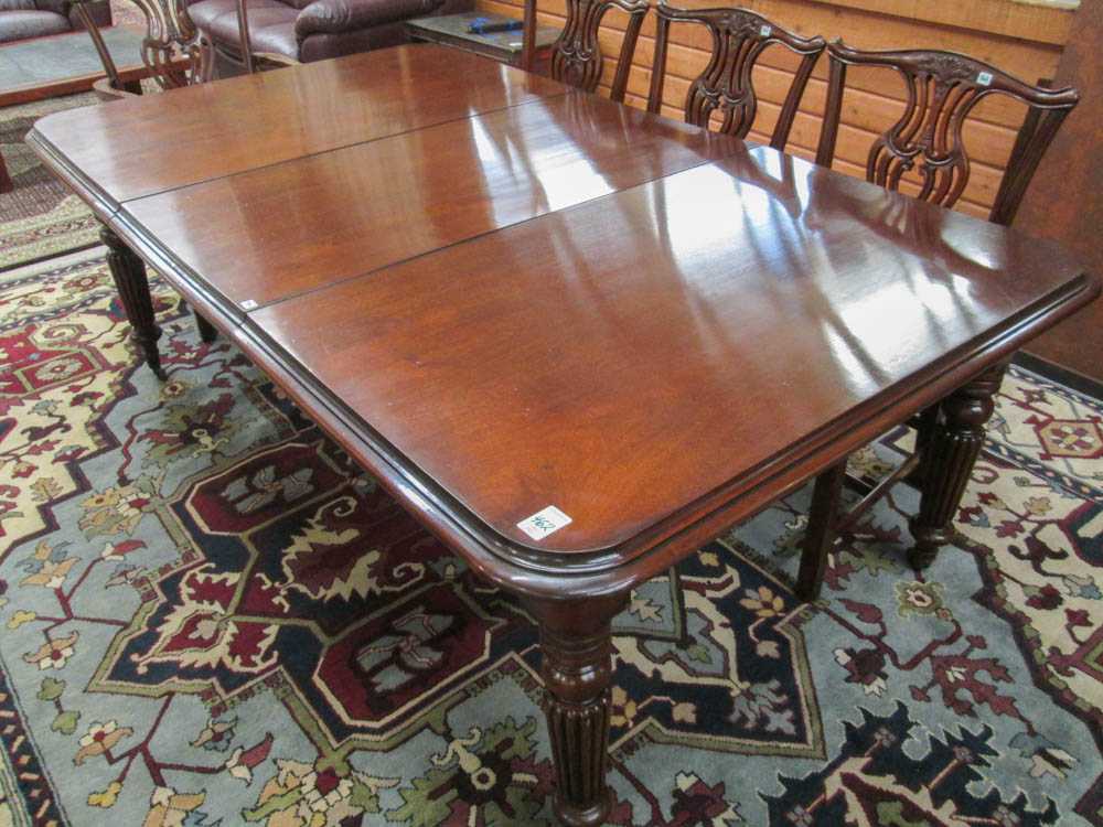 Appraisal: VICTORIAN MAHOGANY EXTENSION DINING TABLE WITH LEAVES AND PADS English