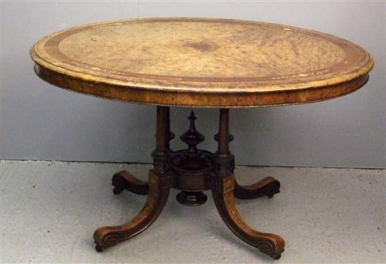 Appraisal: Victorian walnut oval loo table with crossbanded and marquetry inlaid