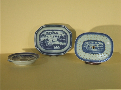 Appraisal: THREE CHINESE EXPORT BLUE AND WHITE TABLEWARES Late th c