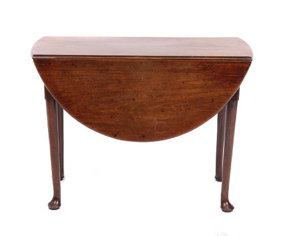 Appraisal: A Queen Anne style oval mahogany drop leaf table height