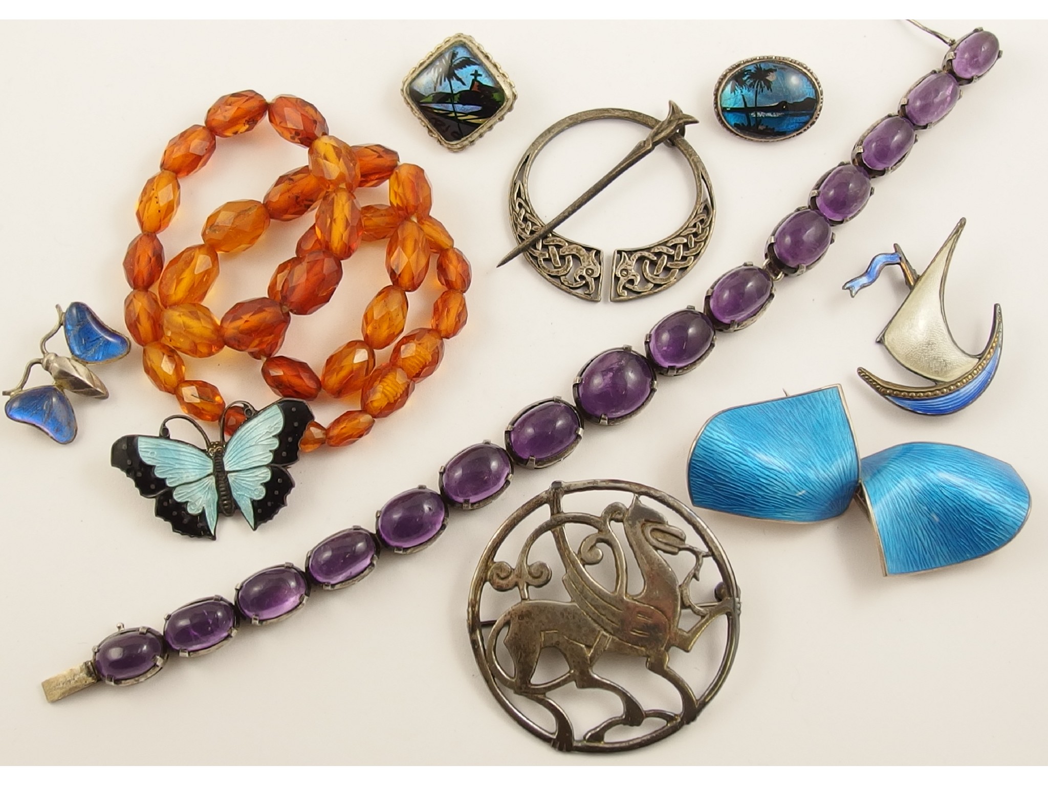 Appraisal: A good collection of vintage jewellery to include a large