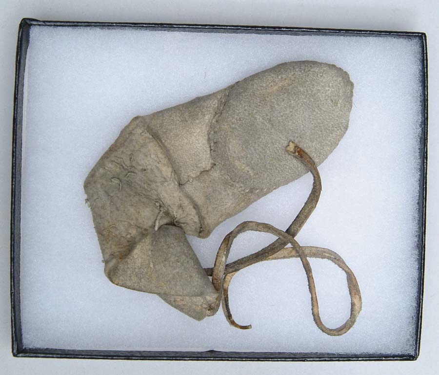 Appraisal: US ARTILLERY GUNNER'S THUMB STALL Non-issued White buff leather CONDITION