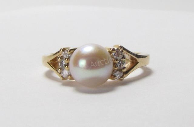 Appraisal: A K yellow gold ring with mm cultured pearl and