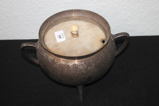 Appraisal: AN EARLY TH CENTURY TUREEN and cover of baluster form