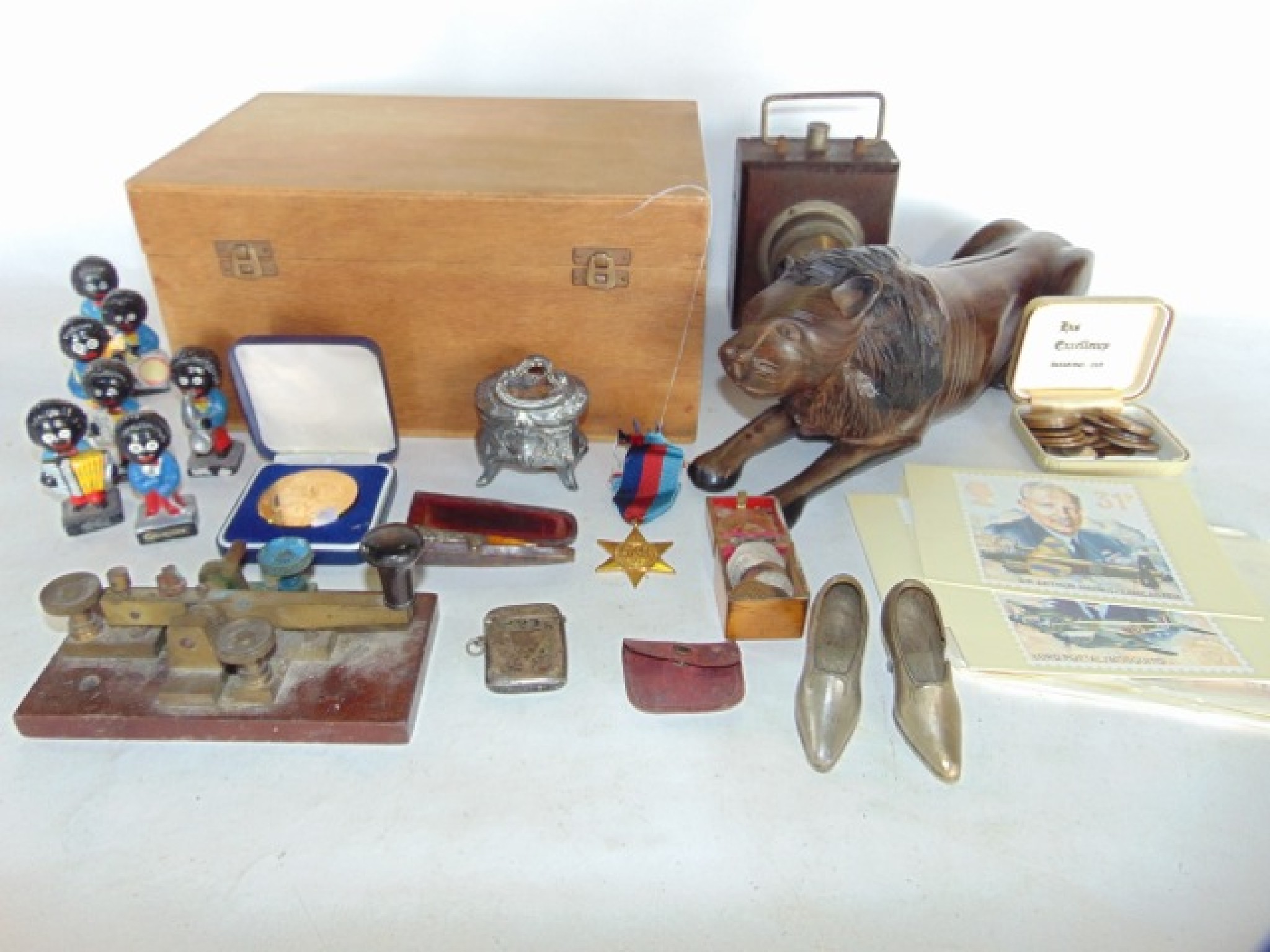 Appraisal: A small boxed miscellaneous collection to include a cased silver