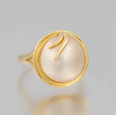 Appraisal: A Ladies' Mabe Pearl Ring k yellow gold ring set