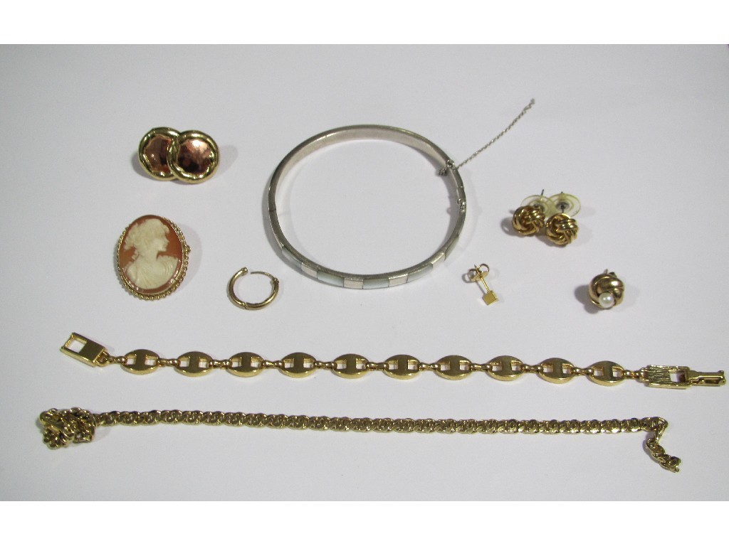 Appraisal: A Lot of costume jewellery to include a Cameo brooch