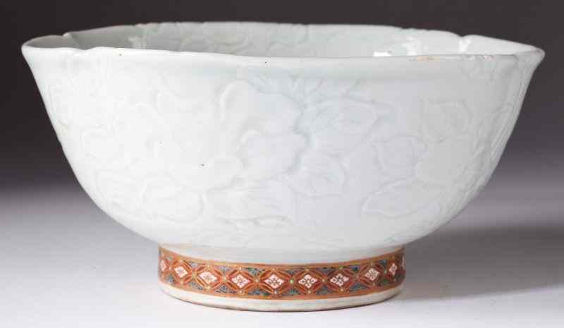 Appraisal: Chinese Qianlong Porcelain Bowlhaving a shaped rim over a body