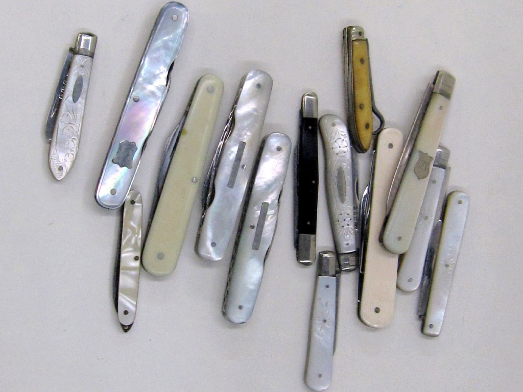 Appraisal: Lot comprising fourteen assorted pocket knives mainly silver and mother