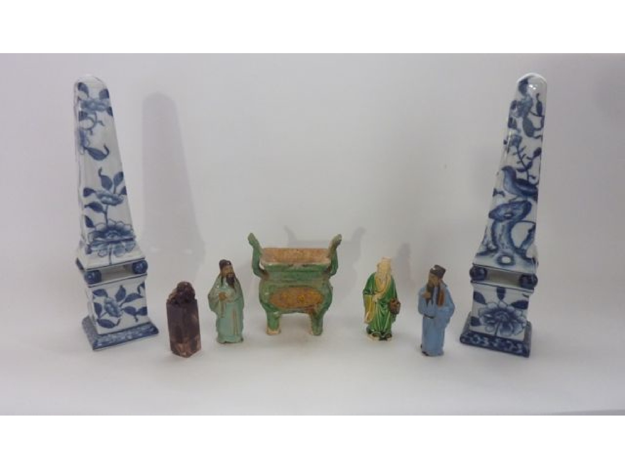 Appraisal: A pair of ceramic obelisks with blue and white chinoiserie