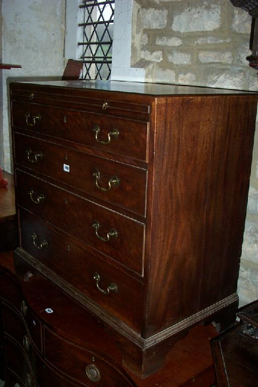 Appraisal: A Georgian mahogany bachelors chest the caddy top over a