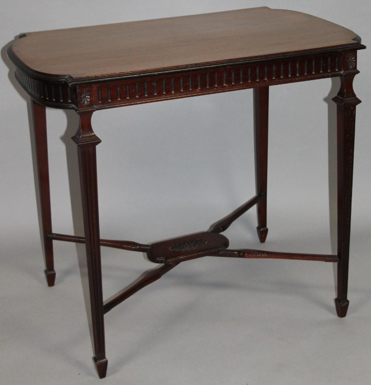 Appraisal: An Edwardian mahogany occasional table the shaped top with a