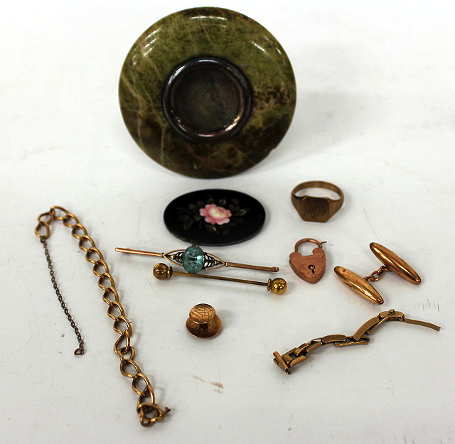 Appraisal: A SMALL QUANTITY OF GOLD AND OTHER JEWELLERY to include