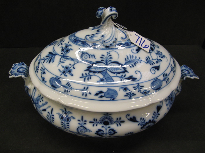 Appraisal: GERMAN MEISSEN OVAL PORCELAIN COVERED SOUP TUREEN in the Blue