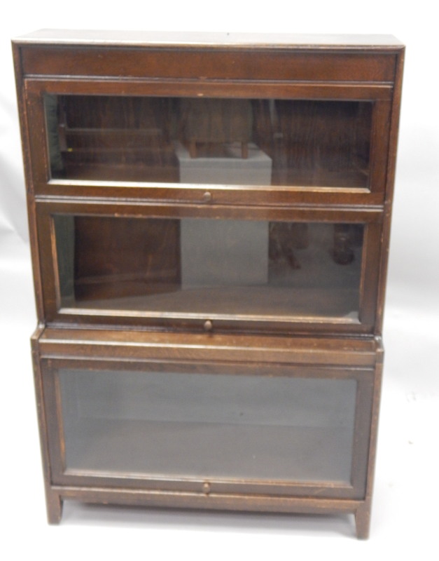 Appraisal: An oak sectional bookcase in Globe Wernicke style with three