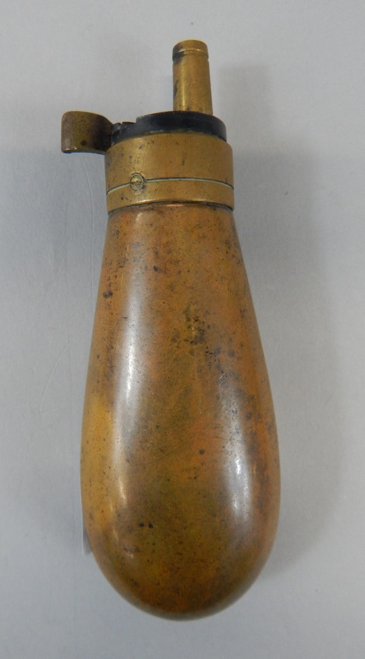 Appraisal: A small brass powder flask of plain form unmarked