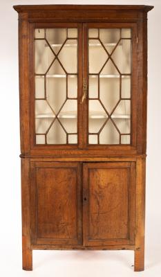 Appraisal: An oak floor standing corner cabinet the upper part enclosed