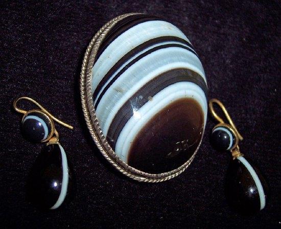 Appraisal: A black and white agate brooch boldly striped and silver