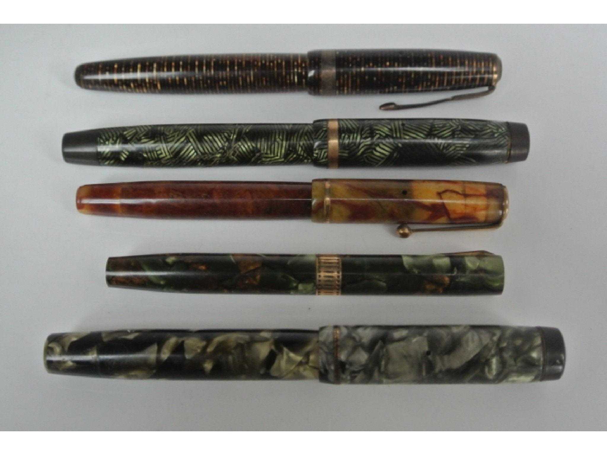 Appraisal: Vintage Parker Vacumatic Moderne and Victory Fountain pens together with