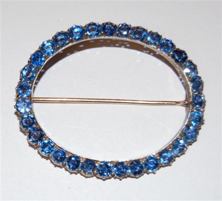 Appraisal: An oval sapphire brooch of plain form simple cut pale