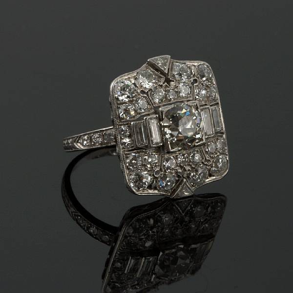 Appraisal: An art deco diamond ring centering an old European-cut diamond