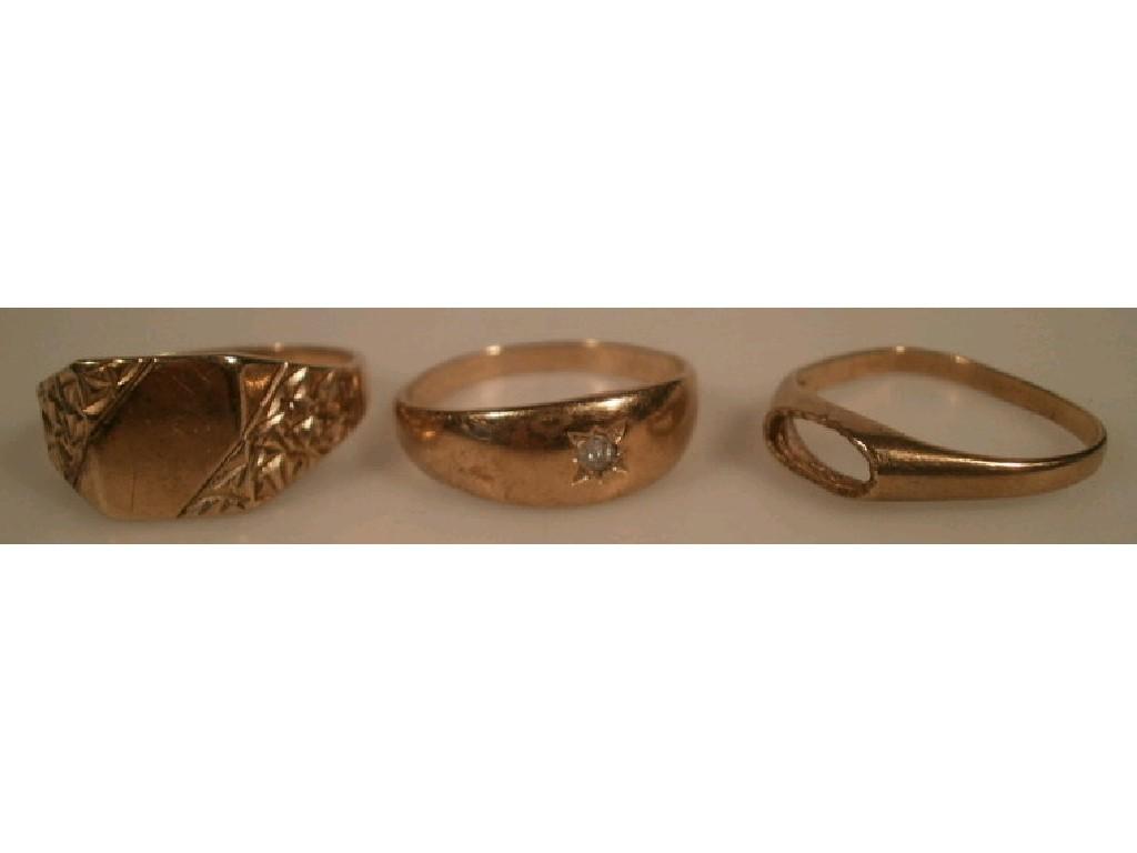 Appraisal: A gentleman's ct gold signet ring a gentleman's ct gold