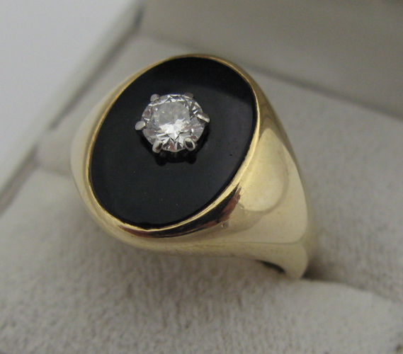 Appraisal: MAN'S BLACK ONYX DIAMOND AND KARAT GOLD RING a round-cut