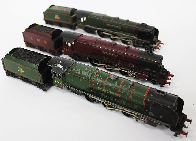 Appraisal: A QUANTITY OF HORNBY DUBLO GAUGE MODEL RAILWAY to include