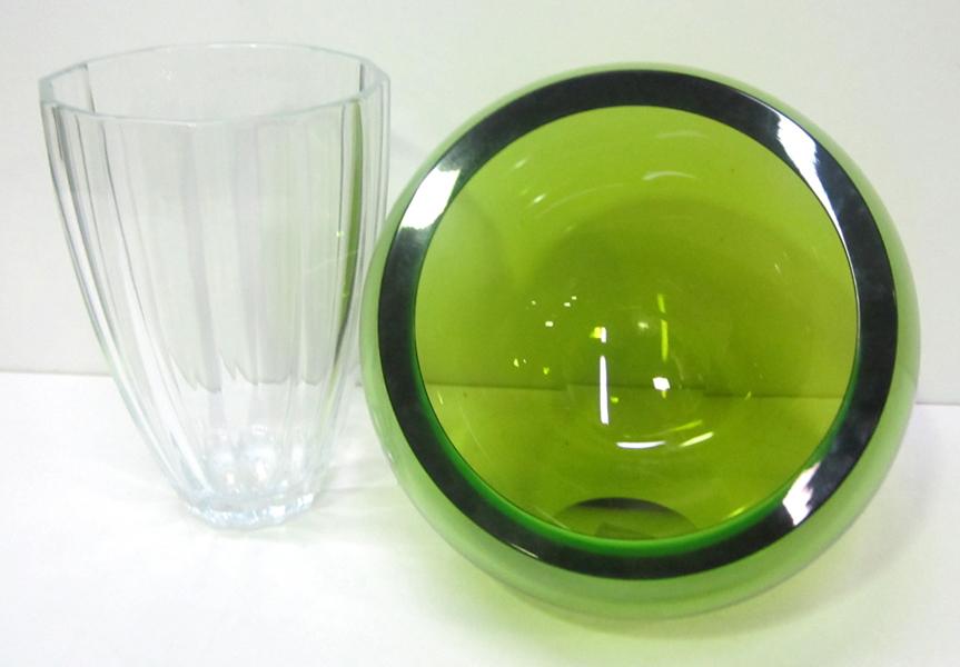 Appraisal: GREEN ART GLASS CONTEMPORARY VASE SIGNED TO BASE DATED GREEN