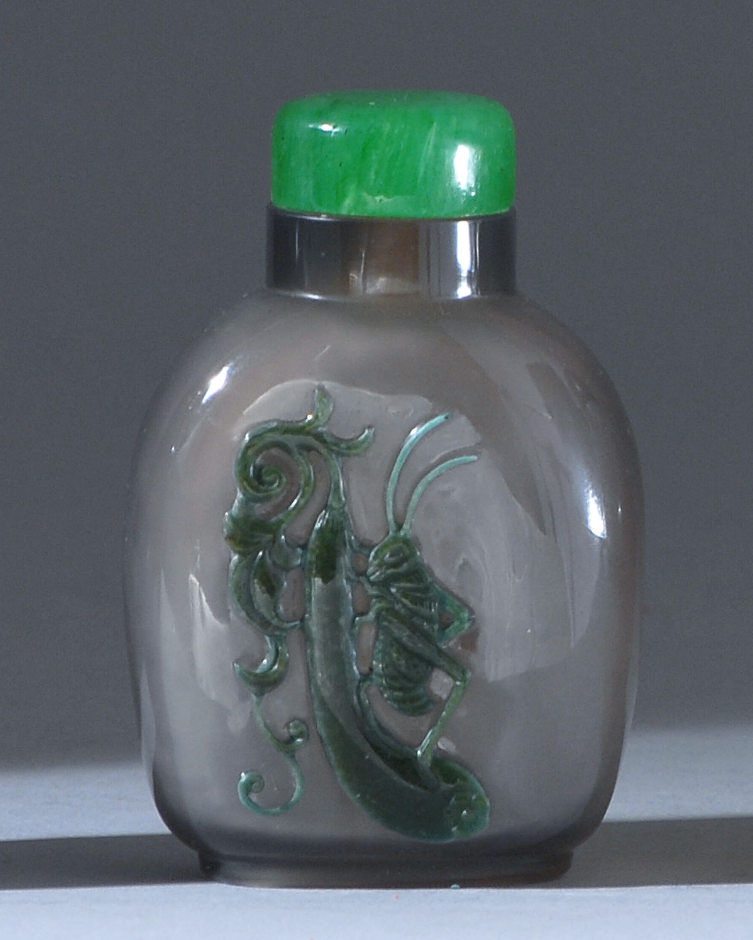 Appraisal: CAMEO AGATE SNUFF BOTTLE Late th CenturyIn flattened ovoid form