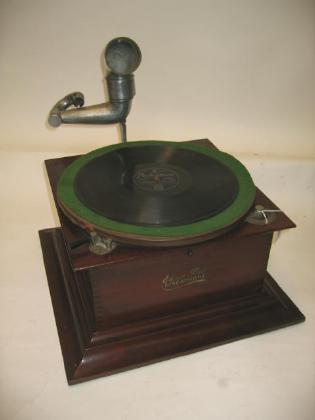 Appraisal: AN EDISON BELL DISCAPHONE c in mahogany square case with