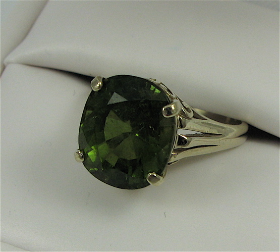 Appraisal: GREEN TOURMALINE AND K WHITE GOLD RING centered and prong