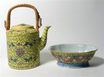 Appraisal: Group of Chinese export porcelain Including a yellow traveling teapot