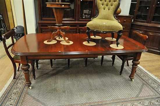 Appraisal: A VICTORIAN DINING TABLE WITH TWO SPARE LEAVES WINDER IN