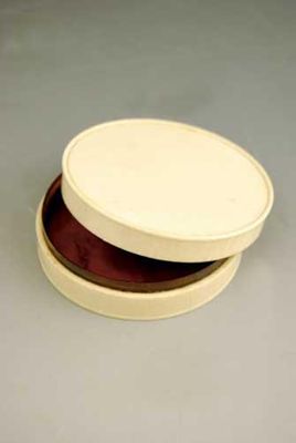 Appraisal: An early th century turned ivory snuff box with a