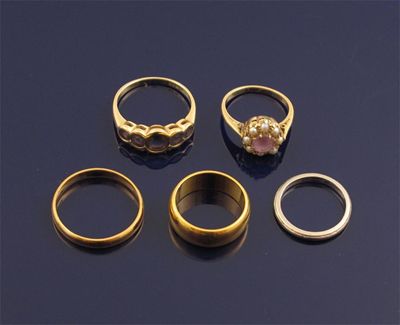 Appraisal: Five assorted gold and platinum rings g in total